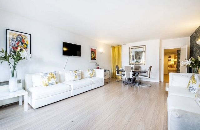Stylish Kensington 2 Bedroom Holiday Apartment - Central Location