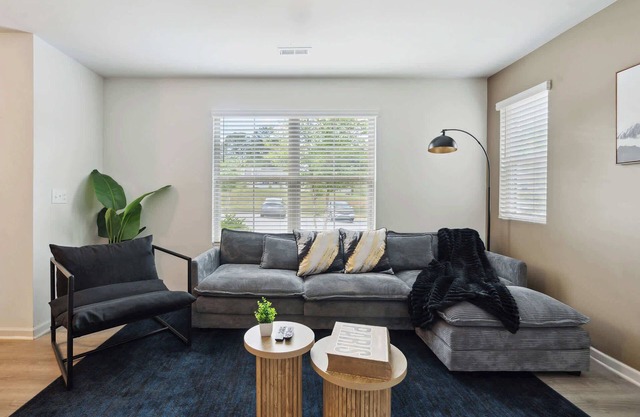 Stylish King 3-Bed Townhome Minutes to Cary & NC State!