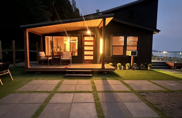 Stylish Lake Retreat on Blue Bay, Flathead Lake, Montana with private beach!