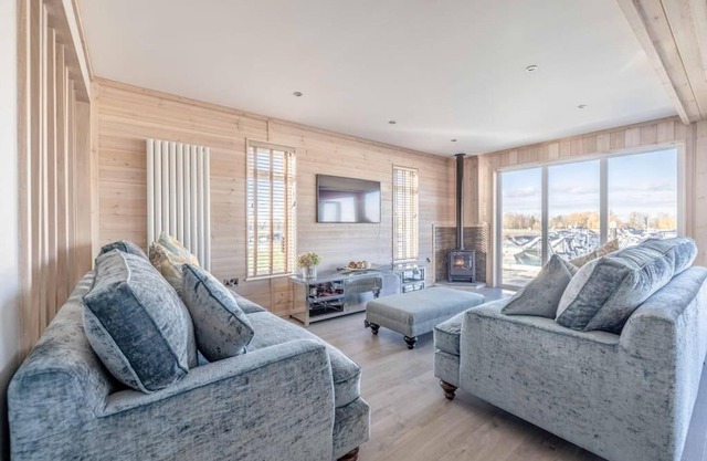 Stylish Lodge At Windsor Racecourse Marina