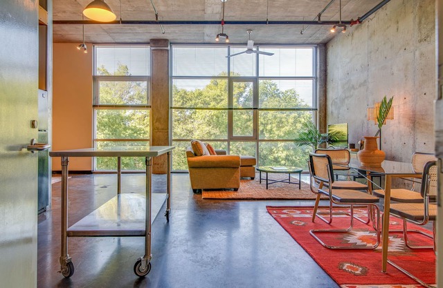 Stylish Loft Near Downtown Broadway!