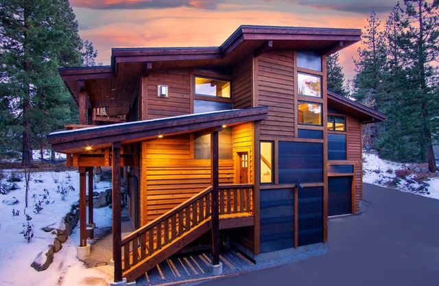 Stylish Luxury Townhouse - Walk to Downtown, A/C!