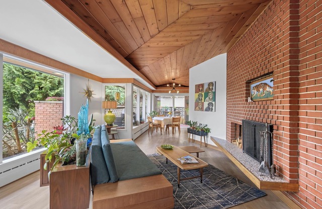 Stylish MCM Rancher w hot tub - steam room - dog friendly