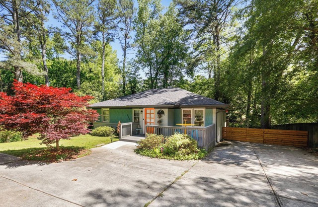 Stylish mid century 3 Bedroom home in Decatur!