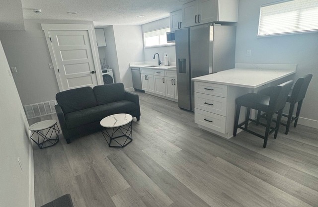 Stylish MIL Apartment Private Entrance Close Ski Resorts