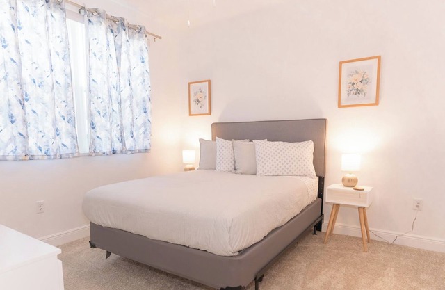 Stylish, Modern 2 Bed/2 Bath Apartment in Kissimmee, Florida! Sleeps up to 6!