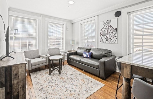 Stylish & Modern Private Retreat by Main Street!