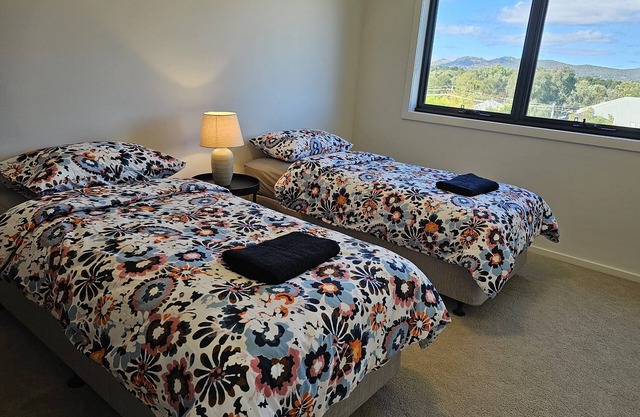 Stylish New 3bedroom 2 1/2 bathroom townhouse, garage, parking, internet