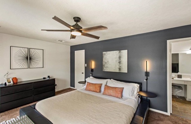 Stylish North Houston 4 bedroom⭐️ Sleeps 8, pool table, BBQ, fire pit