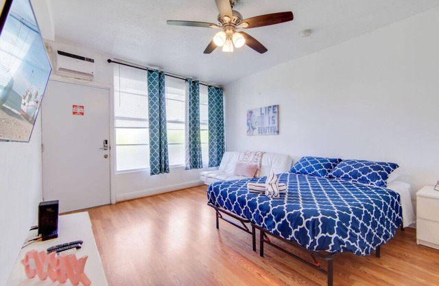 Stylish Ocean Dr Apt w/2 Queen Beds, Across Beach