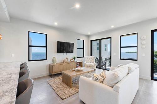 Stylish Oceanview Getaway w Pool Hot Tub