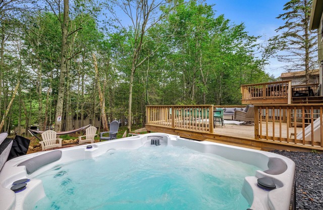 Stylish Poconos family-friendly 4BR - Hot Tub - Game Room - Fire Pit - AC