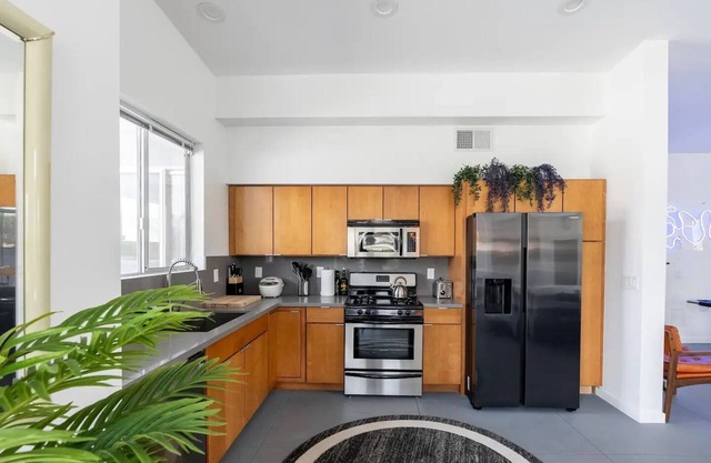 Stylish Pool House w/Firepit, Arcade, Billiards & more! Family Friendly