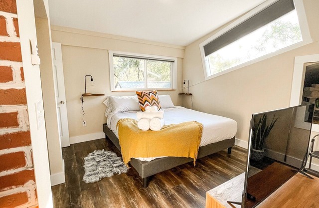 ★Stylish★ remodeled studio near IvyWild/Downtown