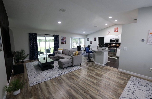 Stylish Retreat/Huge backyard/15 min to the Beach