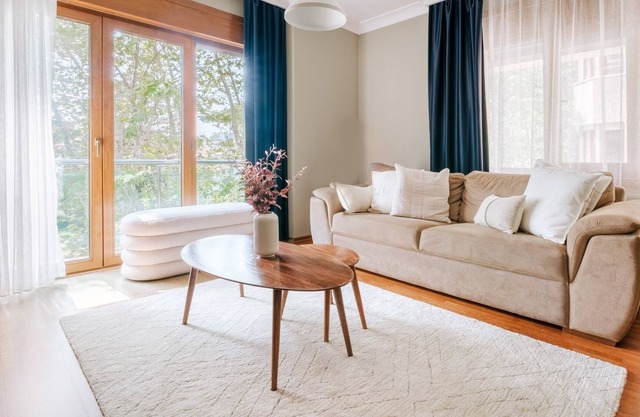 Stylish Retreat w Balcony 2 min to Bagdat Ave
