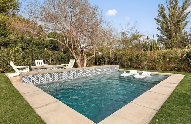 Stylish Retreat with Heated Pool with Jets, Outdoor Kitchen, BBQ & Putting Green