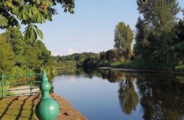 Stylish Riverside Apartment set in a beautiful popular park.
