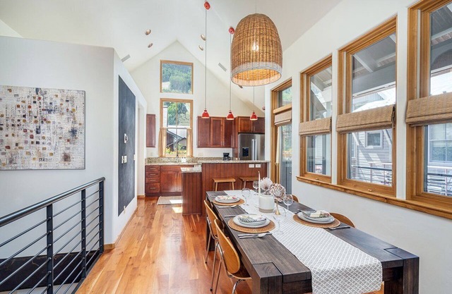 Stylish Ski Base, Walk to Lift 7 & River Trail