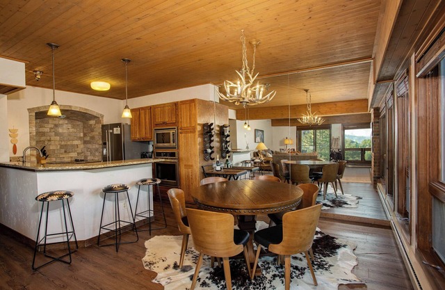 Stylish Ski-In/Ski-Out Condo – 2 Minutes to Gondola & Ski Lifts