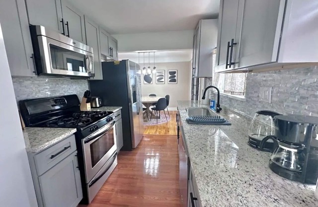 Stylish, Spacious, 4 TV's, Game Room w/Bar and Lounge Area
