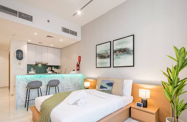 Stylish Studio Apartment in Blue Wave Tower, Dubailand by Deluxe Holiday Homes
