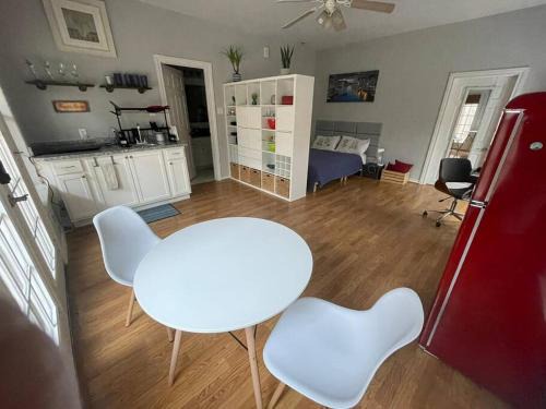 Stylish Studio in Montrose - The Italian Plaza