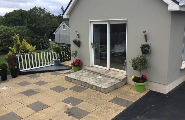 Stylish Studio with Kitchen/Private Deck/Sauna & Hot Tub