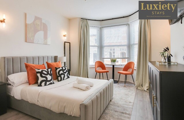 Stylish & Sunny Studio City Centre Nr High Street by Luxiety Stays