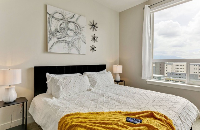 Stylish Top floor apt/Gym/Hottub/Garage/Pool