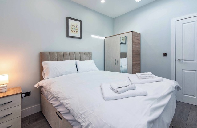 Stylish Town Centre Flat - Comfy, Modern & Convenient