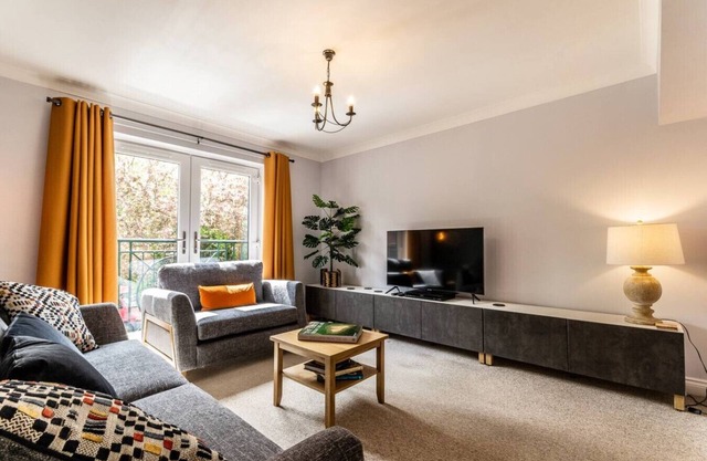 Stylish townhouse by the Quay with parking