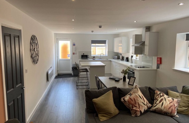 Stylish Two Bed Apartment, Private Entrance, Sleeps 6