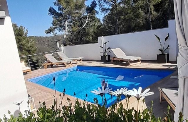 Stylish Villa with Pool, BBQ & Mountain Views – Sleeps 14