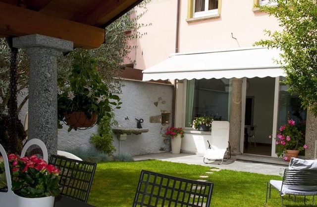 Stylishly furnished 3-room apartment with 2 terraces and cultivated private garden