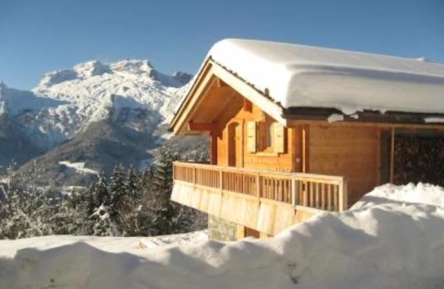 Sublime 3-star Savoyard chalet "Le grenier de Chalmont"