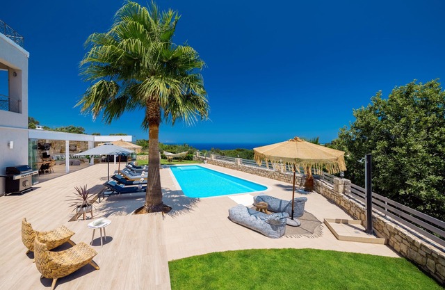 Sublime views, child friendly villa, sports & wellness facilities, full privacy!