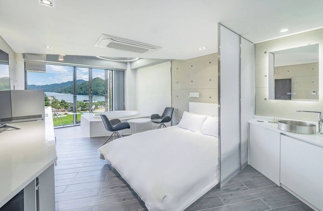 Suburban accommodation with a fantastic river view and spa