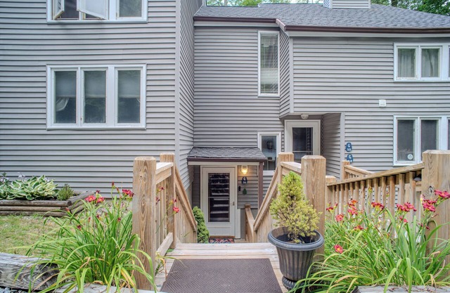 Sugar Ski Resort Gem, Walk to Slopes, King Bed, AC
