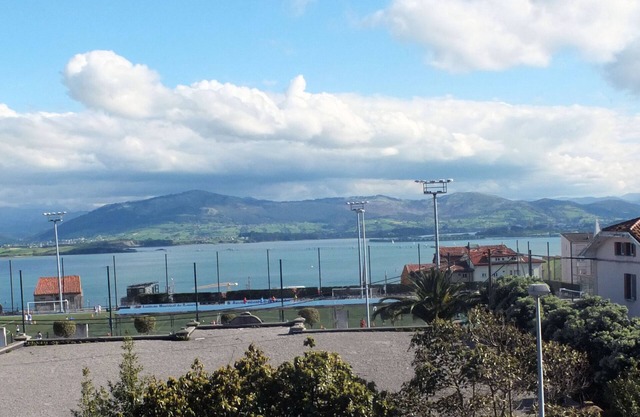 SUITABLE. breathtaking views of the bay. Quiet location University Campus
