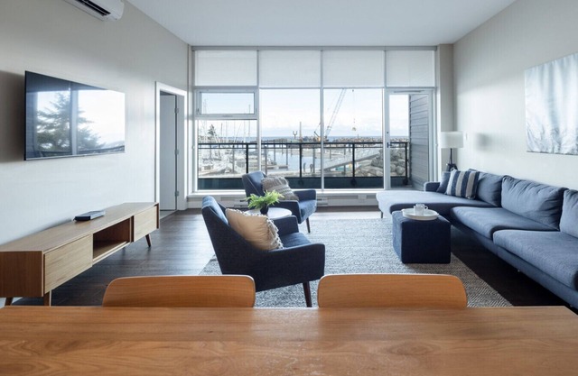 Suite 112 · Suite #112: Contemporary Oceanfront Accommodation