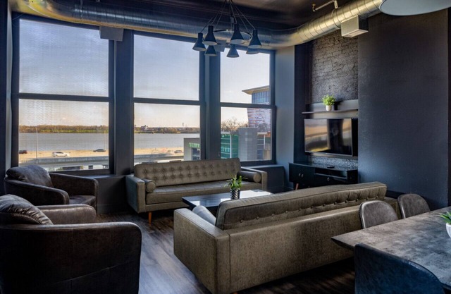Suite 7 City Loft Escape with River Views! By Hollyhock