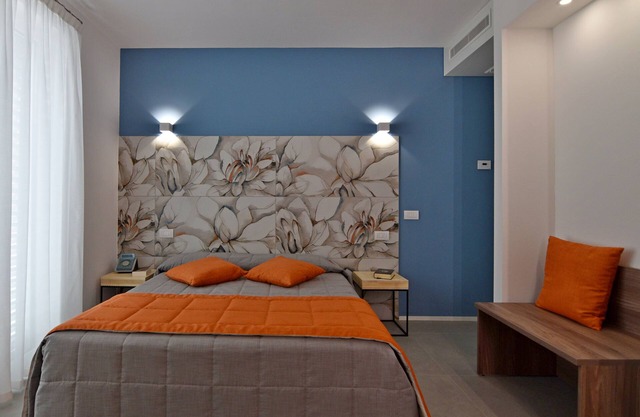 Suite in brand new private building a few meters from the sea and the center.