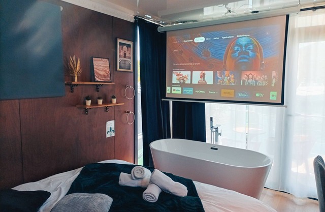 Suite "Mille et Une Nuits" sur l'eau avec Jacuzzi (Port Fréjus)