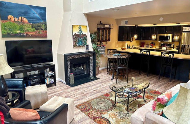 Suite Uptown Sedona - The Sweet Spot to be! Walk to Shopping and Dining.