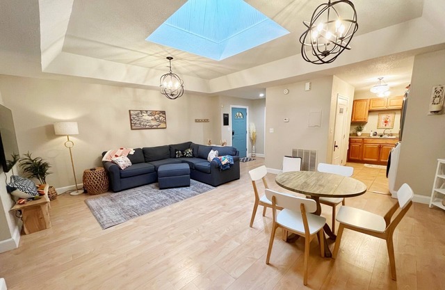 #SuiteDreamsLawrence - Historic Downtown Loft - sleeps up to 6!