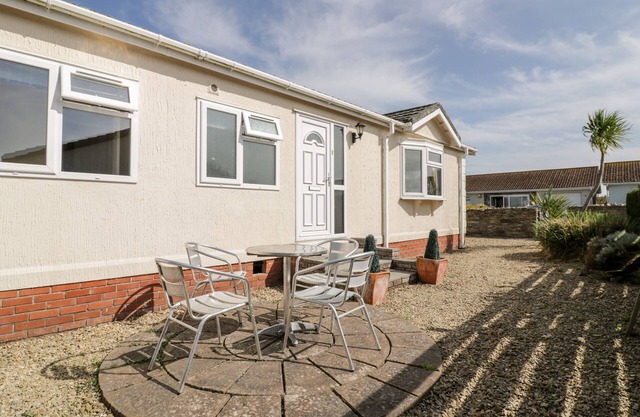 SUMMER BREEZE, family friendly, with a garden in St Merryn