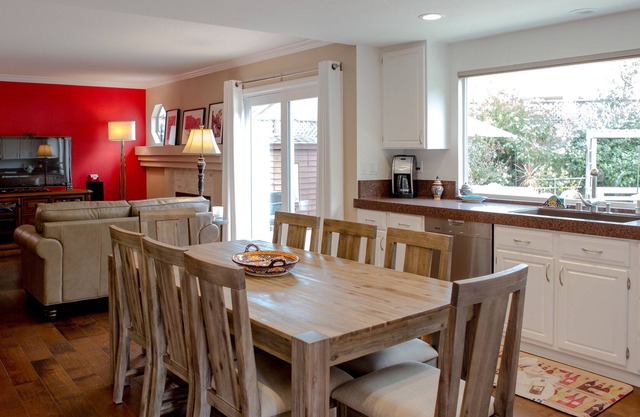 Summer discounts at relaxing, fully-equipped, spacious, luxury home.