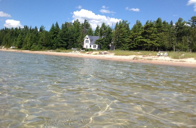 Summer, Fall & Winter Paradise. On the water. 5 min. to Harbor Springs, Skiing!