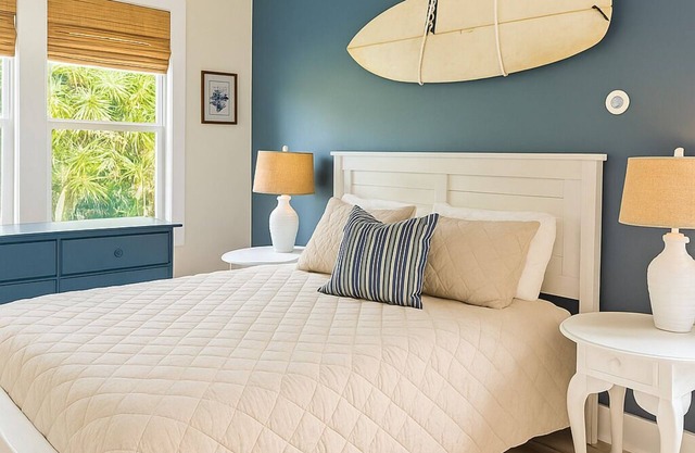 Summer Lovin' - An Oak Island Retreat! Walk to Beach!